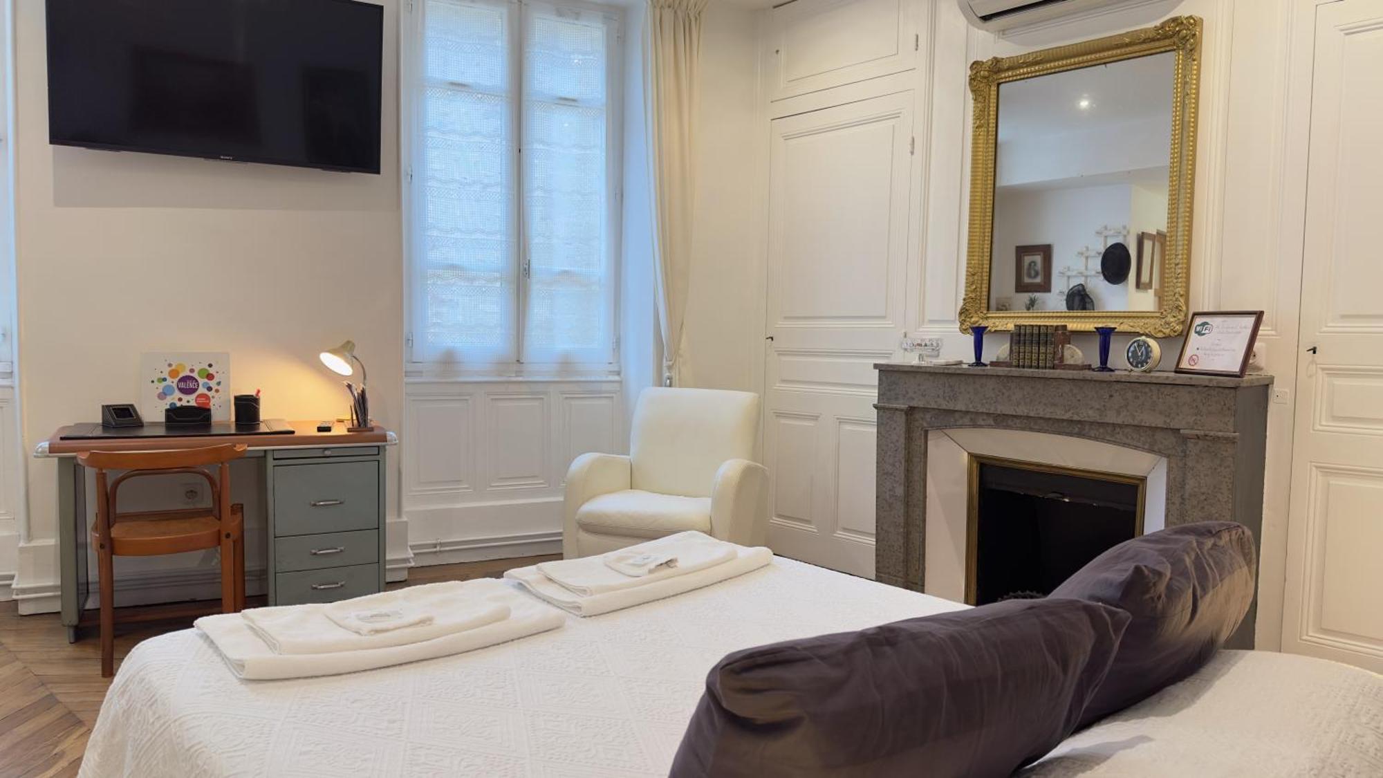 Chambre De Charme Au Coeur Du Vieux Valence - Confort & Calme Esterno foto